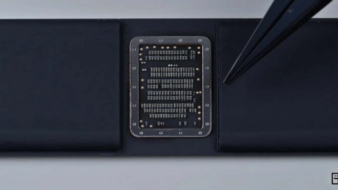 YouTuber DirectorFeng, normalde 256 GB ve 512 GB depolama ile satılan MacBook Neo modelini 1 TB depolama ile güncellendi.