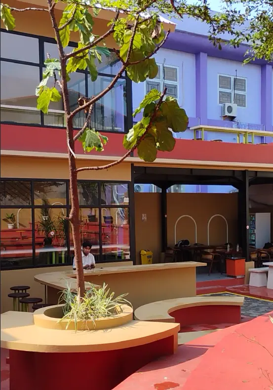 Suasana area santai Food Corner dan Coworking Space di depan Gedung 4 Universitas Amikom Yogyakarta dengan tempat duduk melingkar